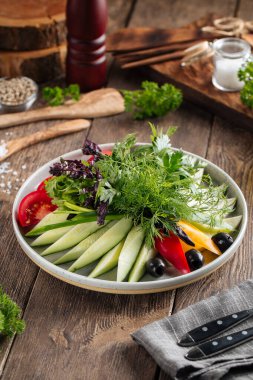 Taze sebze tabağı aperatif.