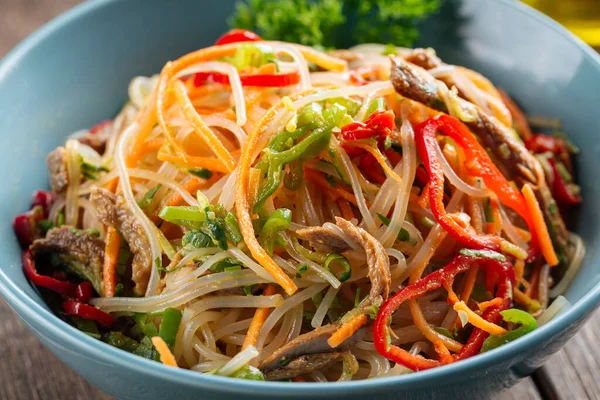 Sebze şeritli erişte salatası.