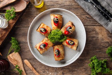 Patlıcan rulosu aperatifi ahşap masada.