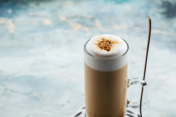 Café latte mousse dans un verre avec un cookie — Photo