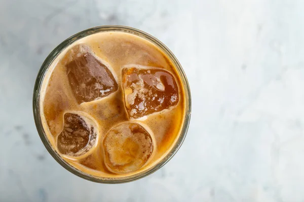 Es kopi dalam gelas di latar belakang yang buram — Stok Foto