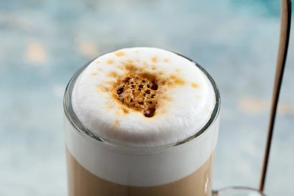 Primer plano del café con leche espumado en un vaso — Foto de Stock