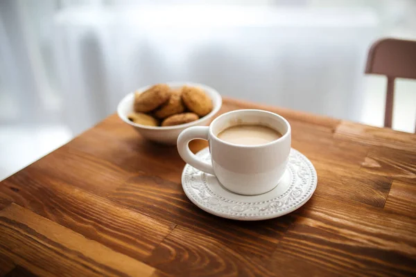 Fokus selektif pada cangkir kopi putih dengan kuki — Stok Foto