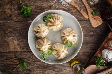 Tahta masada Gürcü hamur tatlısı.