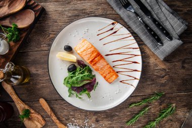 Salatalı ızgara somon bifteği. 