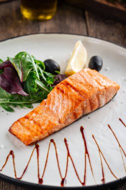 Salatalı ızgara somon bifteği.