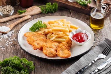 İngiliz abur cuburu, kızarmış balık ve patates 