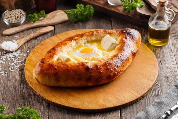 Tahta üzerinde Ajarian Khachapuri