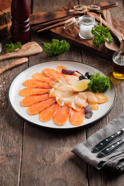 木製のテーブルの上に燻製魚の盛り合わせ前菜 — ストック写真