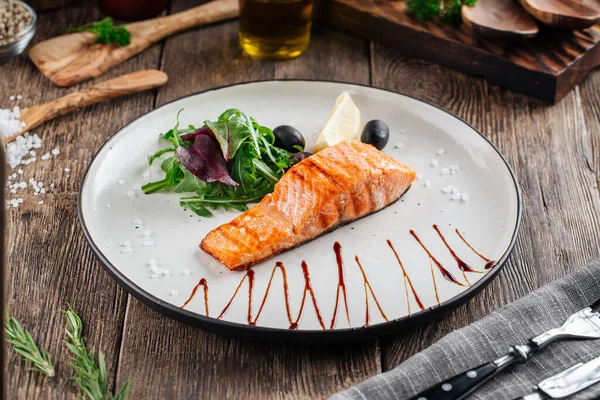 Salatalı ızgara somon bifteği.