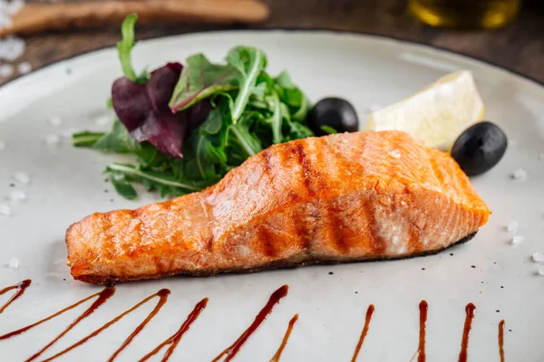 Salatalı ızgara somon bifteği.