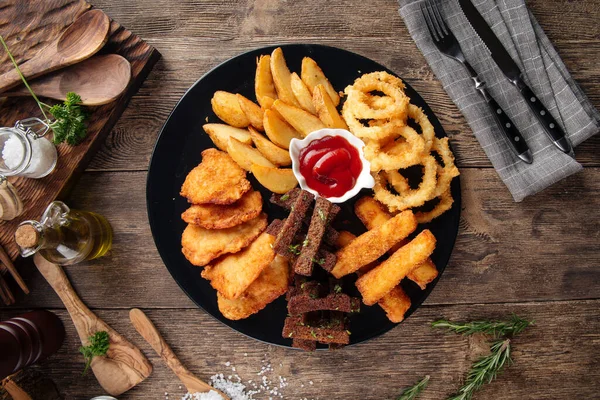 Bira için kızartılmış abur cuburların üst görüntüsü 