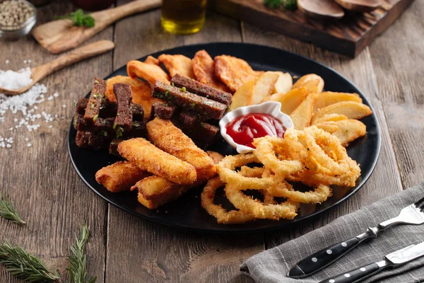 Smažené občerstvení na pivo s červenou omáčkou — Stock fotografie