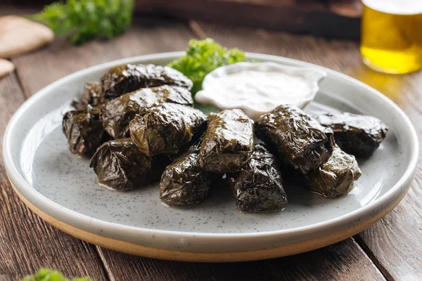 Georgische gevulde druivenbladeren schotel dolma — Stockfoto