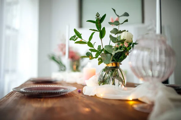 Romantyczny zdobiony drewniany stół z kwiatami — Zdjęcie stockowe