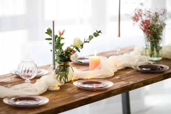 Çiçekli romantik ahşap masa 