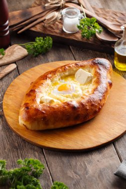 Tahta üzerinde Ajarian Khachapuri