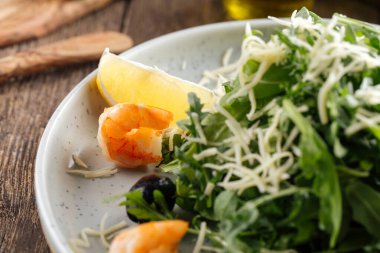 Karides ve zeytinli taze roka salatası.