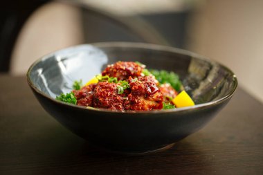 Baharatlı soslu Asya soslu tavuk.