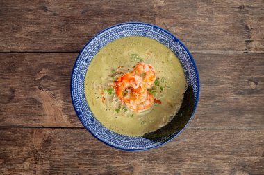 Langoustine 'li matcha ramen çorbası.