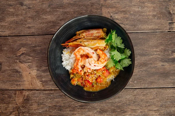 Aziatische gerecht curry met langoustines en hikari rijst — Stockfoto