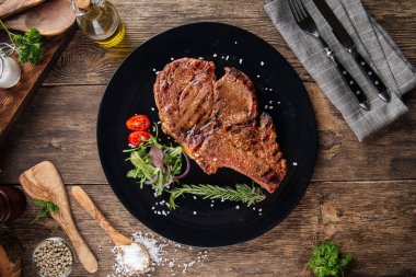 Siyah tabakta sulu kovboy bifteği.