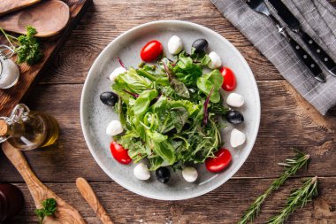 Yeşil mozarella zeytinli ve domatesli salata.