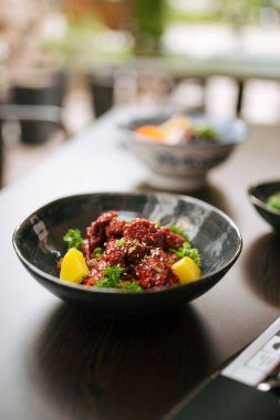 Baharatlı soslu Asya soslu tavuk.