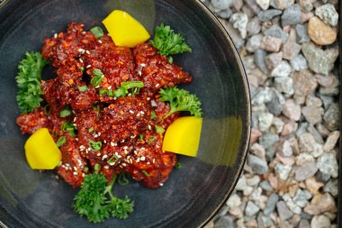 Baharatlı soslu Asya soslu tavuk.