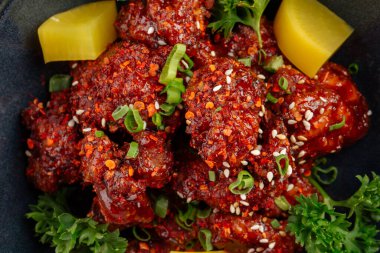 Baharatlı soslu Asya soslu tavuk.