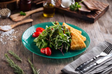 Kızarmış peynir ve domates salatası.