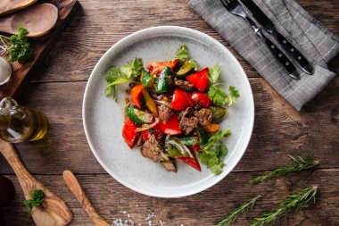 Sığır eti ve sebzeli sıcak salata manzarası