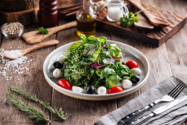 Yeşil mozarella zeytinli ve domatesli salata.