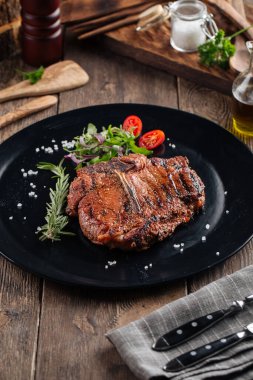 Siyah tabakta sulu biftek.