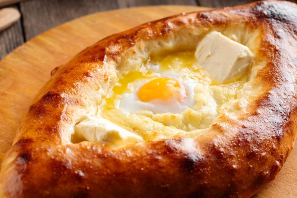 Kaukázusi kenyér ajarian khachapuri tojással — Stock Fotó