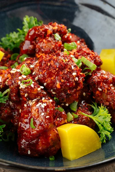 Baharatlı soslu Asya soslu tavuk.