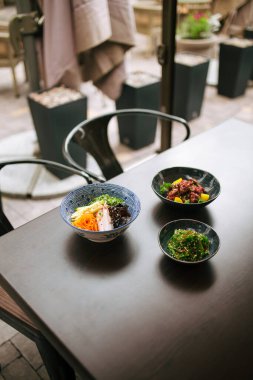 Asya usulü Japon yemekleriyle servis edilen karanlık masa.