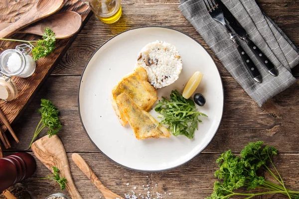 Ovanifrån på rostad vit fisk filé med ris och ruccola — Stockfoto