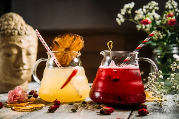 Refrescantes limonadas dulces frías en frascos de vidrio — Foto de Stock