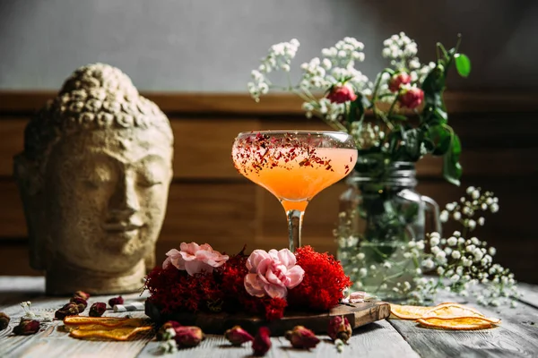 Erfrischend kalter süßer Cocktail im Glas — Stockfoto