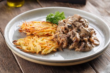 Gri tabakta biftekli gözleme.