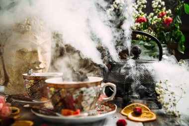 Buharlı Asyalı, fincanlı demir çay demliği. 