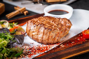 Salata ve soslu fileminyon biftek.