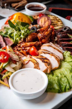Karışık ızgara et tabağı ve tavuk eti. 