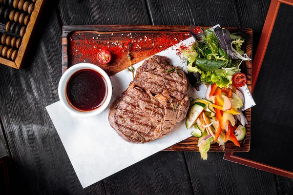Carne jugosa a la parrilla con salsa y ensalada — Foto de Stock