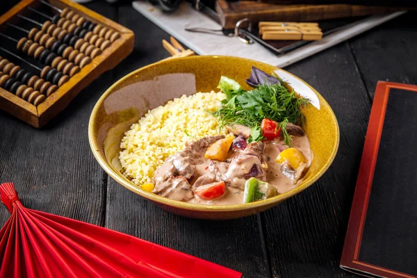 Изысканный рис с тушеной говядиной и овощами — стоковое фото