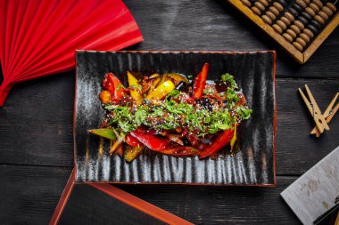 Biftek ve sebzeli Asya baharatlı salata.