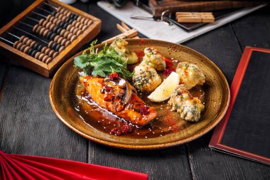 Kızarmış karnabahar ile pişirilmiş somon filetosu.