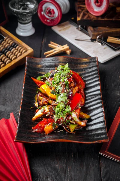 Азійський теплий гострий салат з яловичиною та овочами. — стокове фото