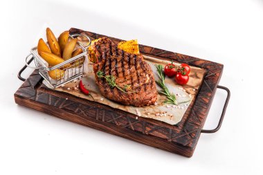 Izgara biftek ve patates.